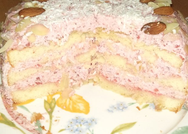 Fotografia przedstawiająca Lekki tort truskawkowy