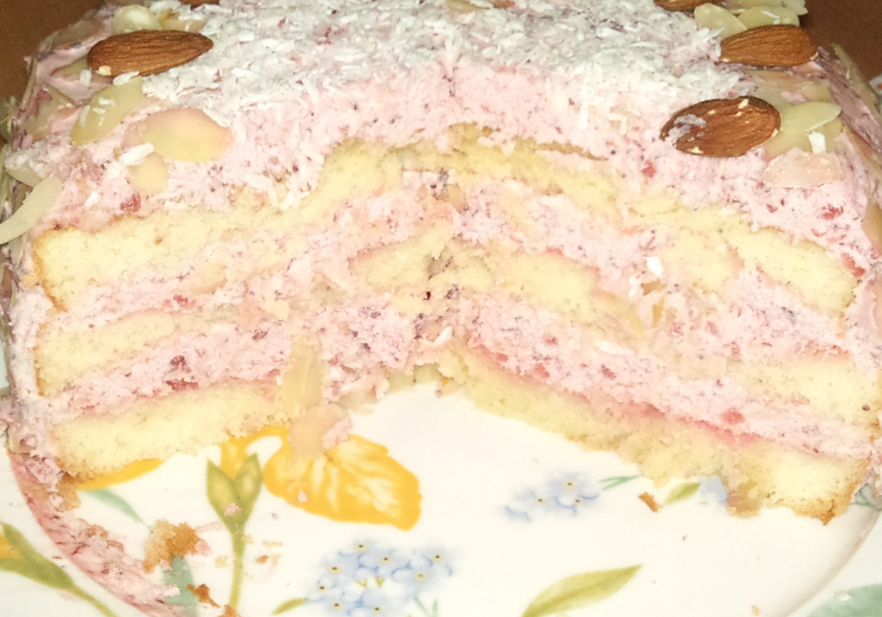 Lekki tort truskawkowy foto