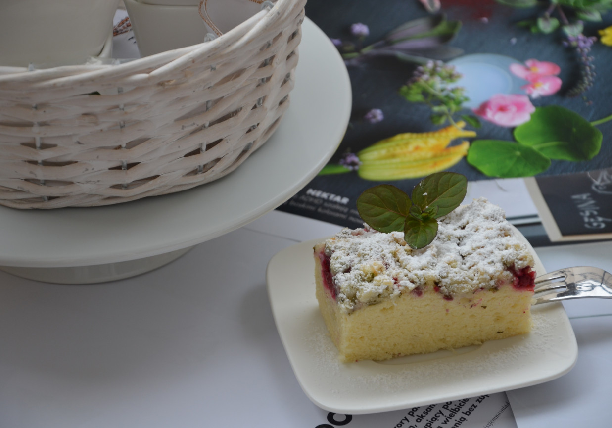 lekkie ciasto biszkoptowe z owocami i bazyliowo-miętową kruszonką foto