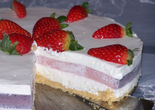 Fotografia przedstawiająca Lekkie ciasto, czyli sernik jogurtowo-truskawkowy :)