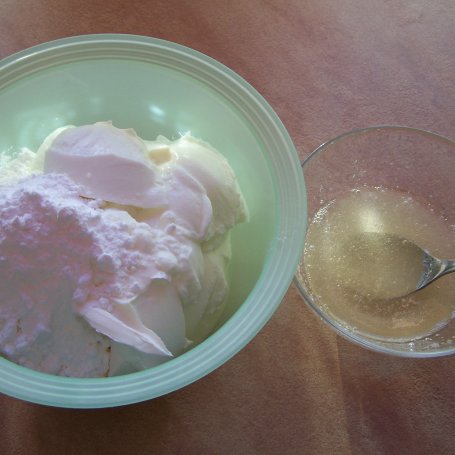 Krok 2 - Lekkie ciasto, czyli sernik jogurtowo-truskawkowy :) foto
