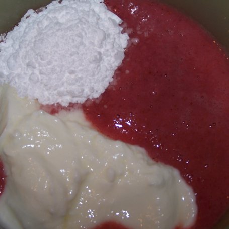 Krok 4 - Lekkie ciasto, czyli sernik jogurtowo-truskawkowy :) foto