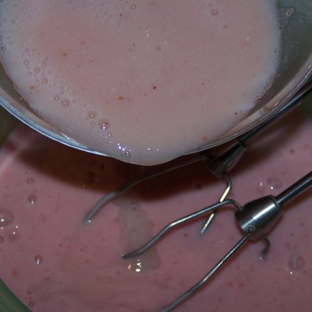 Krok 5 - Lekkie ciasto, czyli sernik jogurtowo-truskawkowy :) foto
