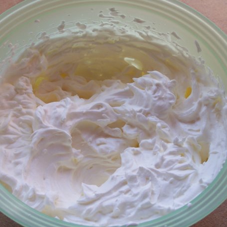 Krok 7 - Lekkie ciasto, czyli sernik jogurtowo-truskawkowy :) foto