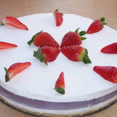 Krok 9 - Lekkie ciasto, czyli sernik jogurtowo-truskawkowy :) foto