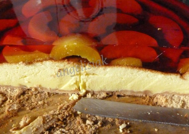 Fotografia przedstawiająca Lekkie ciasto jogurtowe z galaretką i owocami