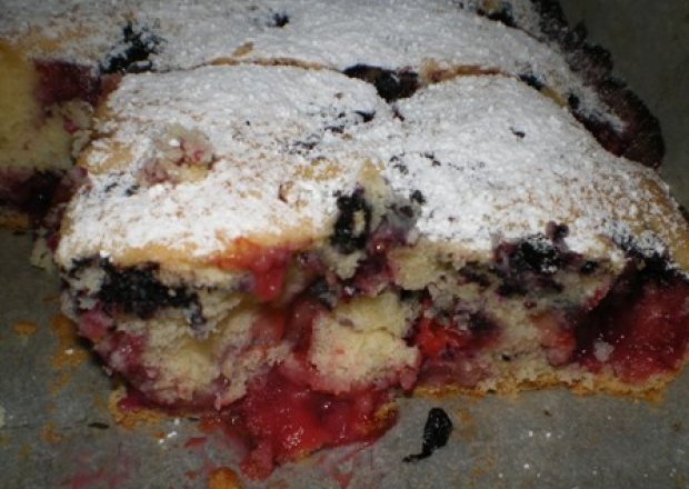 Fotografia przedstawiająca Lekkie ciasto z truskawkami i jagodami