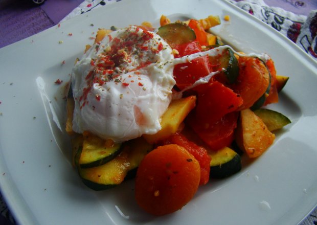 Fotografia przedstawiająca Lekkie danie z jajkiem w koszulce z warzywami i morelami