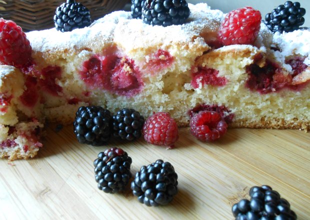 Fotografia przedstawiająca Lekkie i szybkie ciasto z owocami sezonowymi.