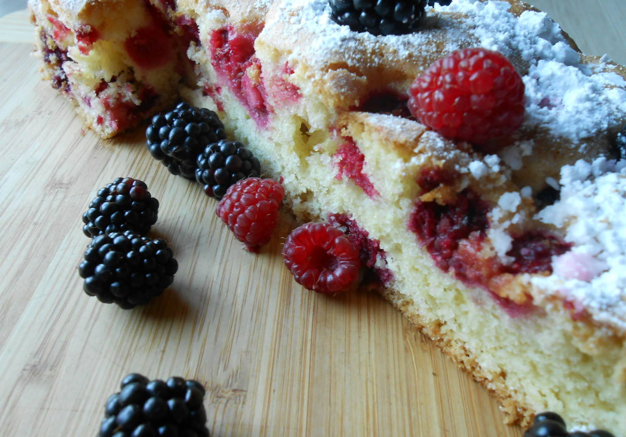 Lekkie i szybkie ciasto z owocami sezonowymi. foto