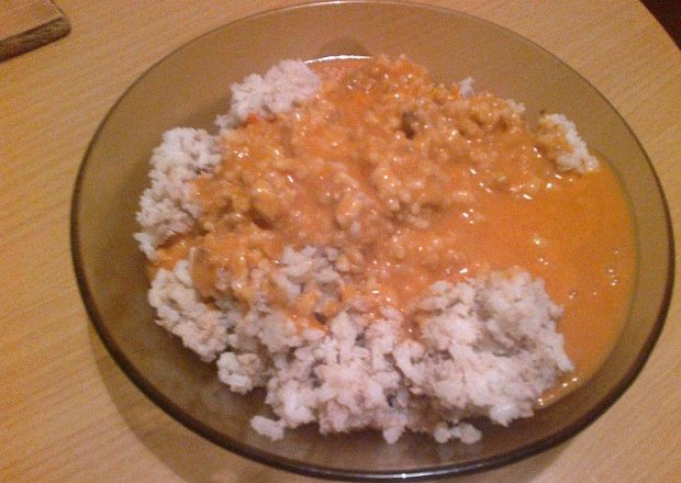 Fotografia przedstawiająca lekkie risotto z sosem pomidorowym