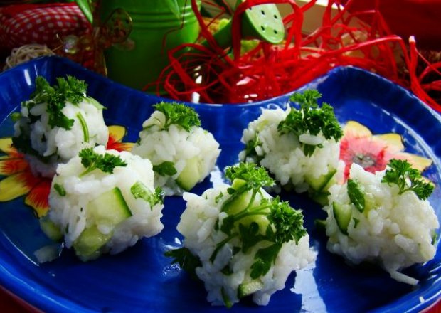 Fotografia przedstawiająca Lekkie ryżowe kluki  z ogórkiem zielonym