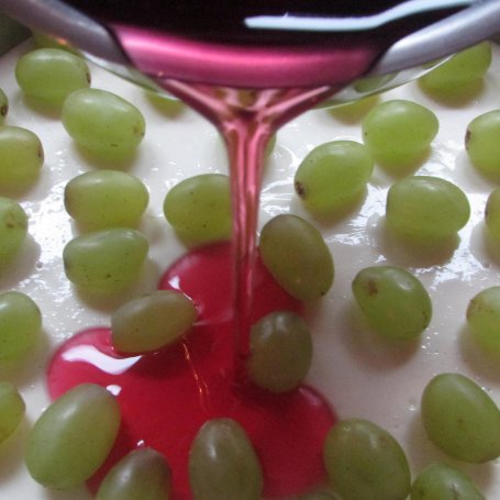 Krok 6 - Lekkie serowe, czyli ciasto z winogronem :) foto