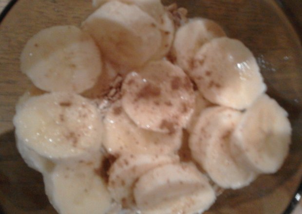 Fotografia przedstawiająca Lekkie śniadanie- jogurt z bananem i owsianką