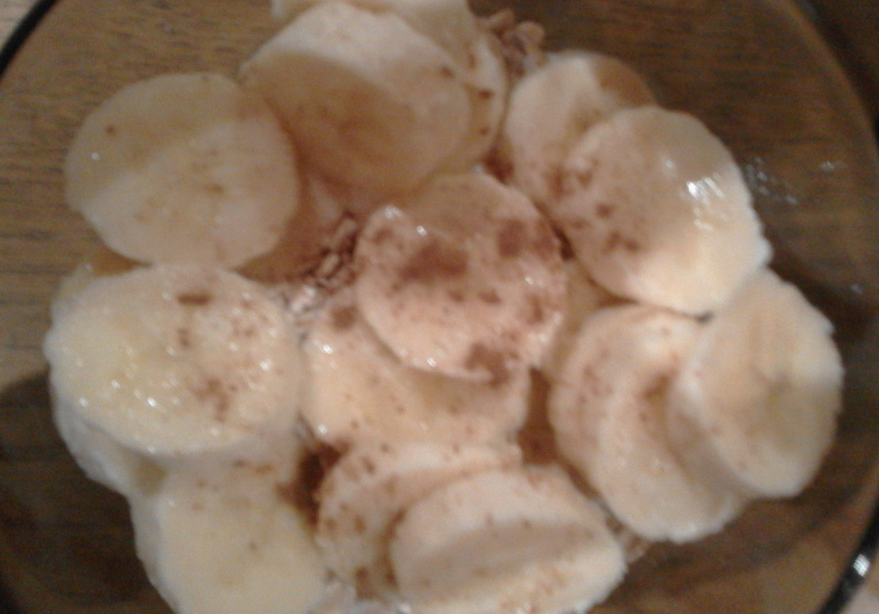 Lekkie śniadanie- jogurt z bananem i owsianką foto