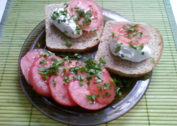 Fotografia przedstawiająca Lekkie śniadanie: Kanapeczki z serkiem i pomidorkiem