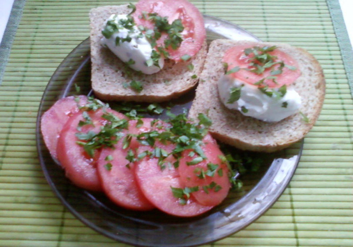 Lekkie śniadanie: Kanapeczki z serkiem i pomidorkiem foto