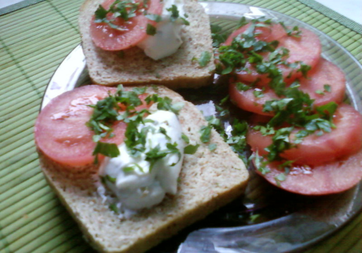 Lekkie śniadanie: Kanapeczki z serkiem i pomidorkiem foto