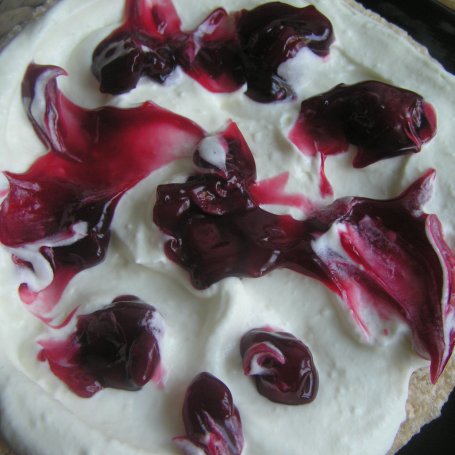 Krok 4 - Lekkie wafle z bitą śmietaną, frużeliną wiśniową i konfiturą malinową foto