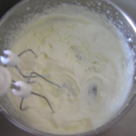Krok 1 - Lekkie wafle z bitą śmietaną, frużeliną wiśniową i konfiturą malinową foto