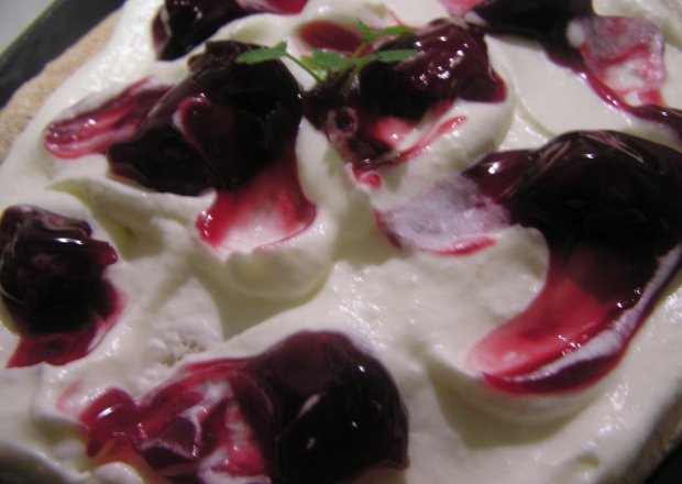 Fotografia przedstawiająca Lekkie wafle z bitą śmietaną i wiśniową frużeliną