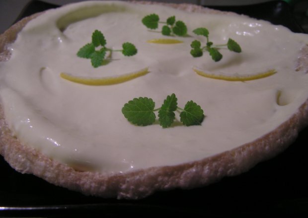 Fotografia przedstawiająca Lekkie wafle z jajeczno- cytrynową bitą śmietaną