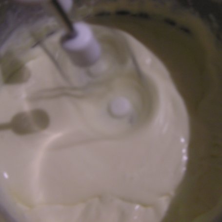 Krok 2 - Lekkie wafle z jajeczno- cytrynową bitą śmietaną foto