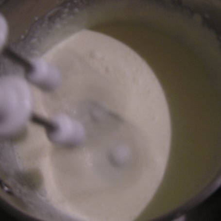Krok 1 - Lekkie wafle z jajeczno- cytrynową bitą śmietaną foto