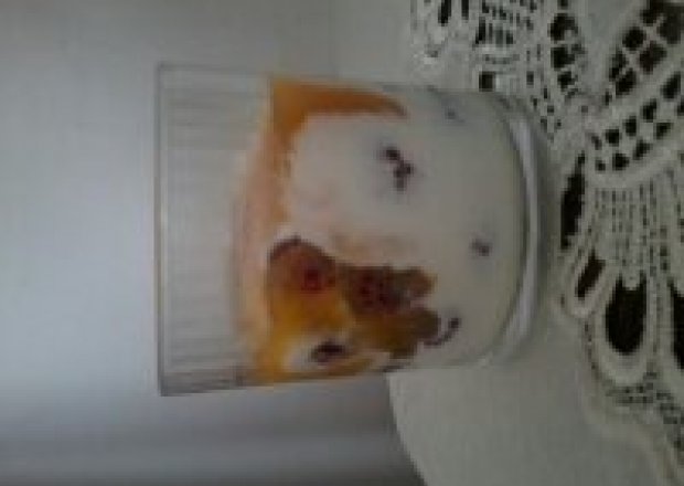 Fotografia przedstawiająca Lekkki deser jogurtowo malinowy