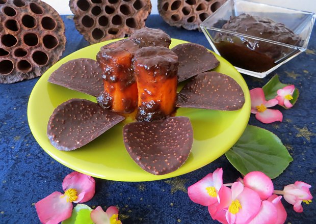 Fotografia przedstawiająca Lekko chrupiące marchewki z powidłami i chipsami czekoladowymi