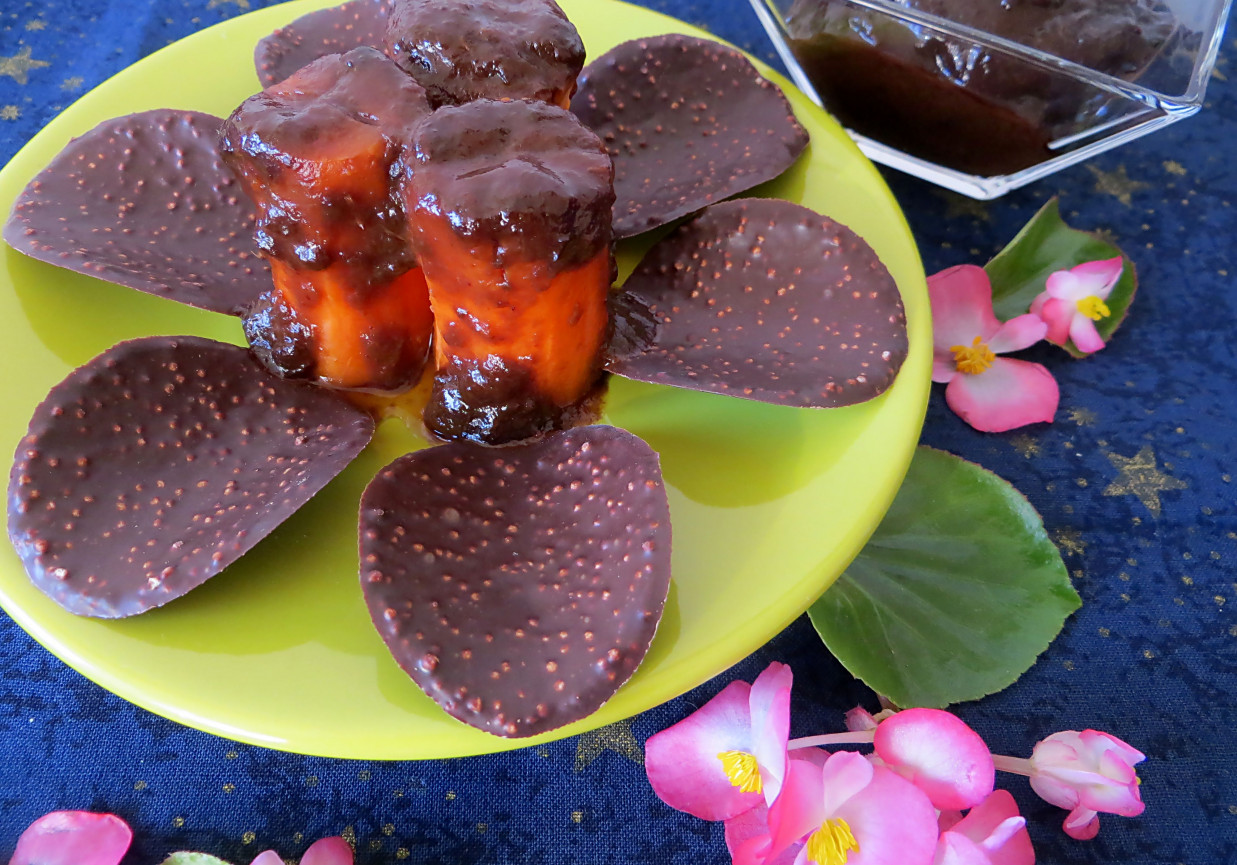 Lekko chrupiące marchewki z powidłami i chipsami czekoladowymi foto