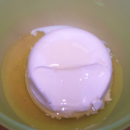 Krok 3 - Lekko i smacznie, czyli jogurtowiec z truskawkami :) foto