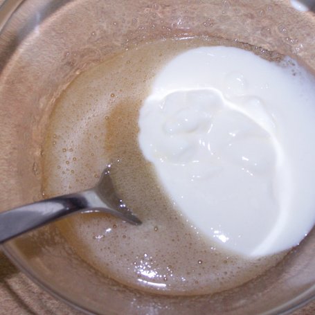 Krok 4 - Lekko i smacznie, czyli jogurtowiec z truskawkami :) foto