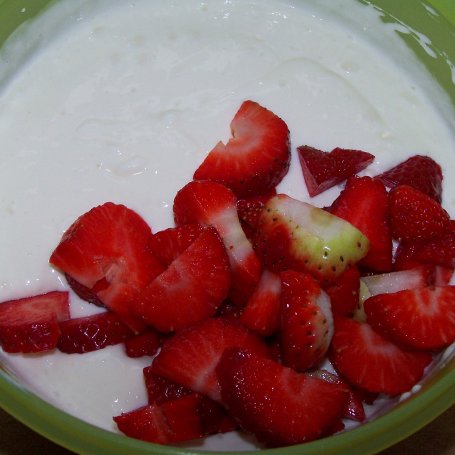 Krok 5 - Lekko i smacznie, czyli jogurtowiec z truskawkami :) foto
