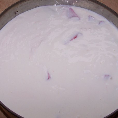 Krok 6 - Lekko i smacznie, czyli jogurtowiec z truskawkami :) foto