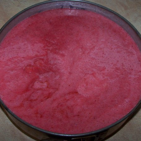 Krok 9 - Lekko i smacznie, czyli jogurtowiec z truskawkami :) foto