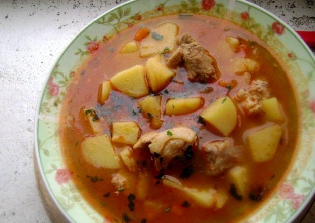 Fotografia przedstawiająca Lekko pikantna zupa gulaszowa