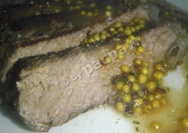 Fotografia przedstawiająca Lekko pikantny stek wołowy sous vide w sosie z musztardy francuskiej