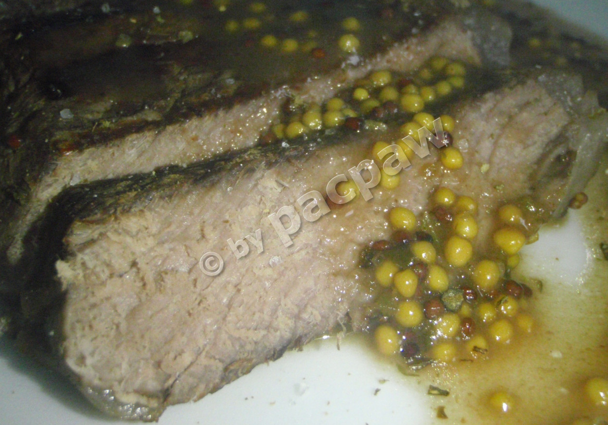 Lekko pikantny stek wołowy sous vide w sosie z musztardy francuskiej foto