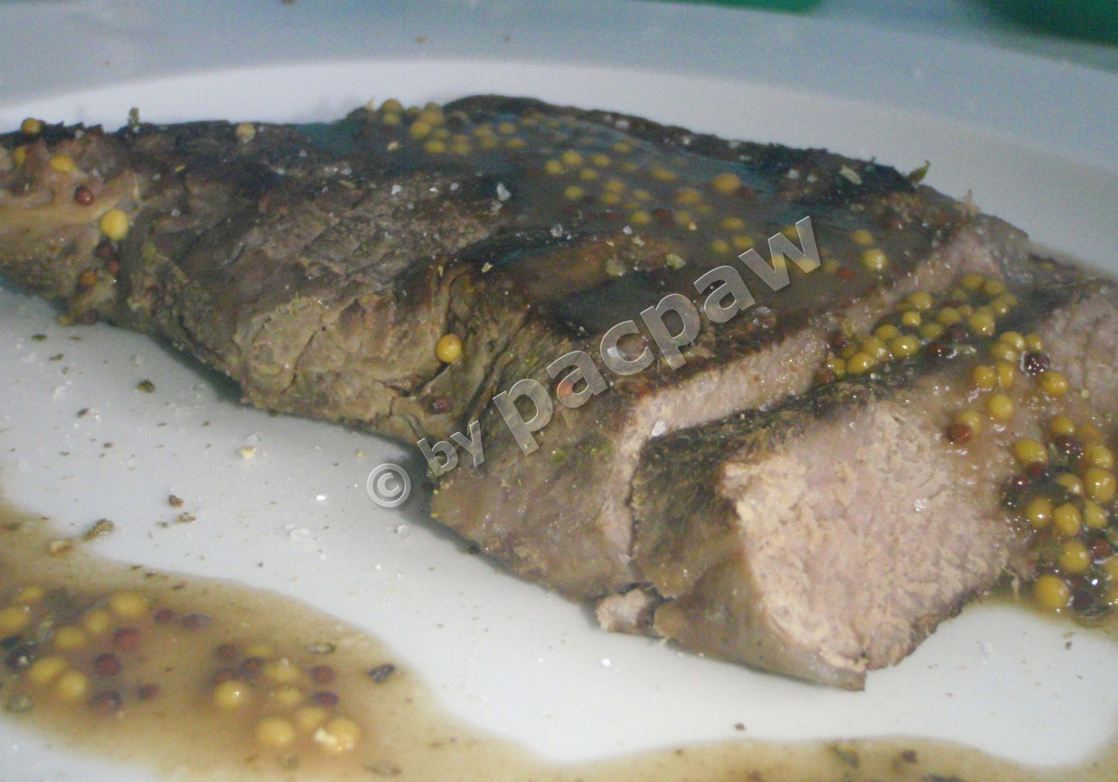 Lekko pikantny stek wołowy sous vide w sosie z musztardy francuskiej foto