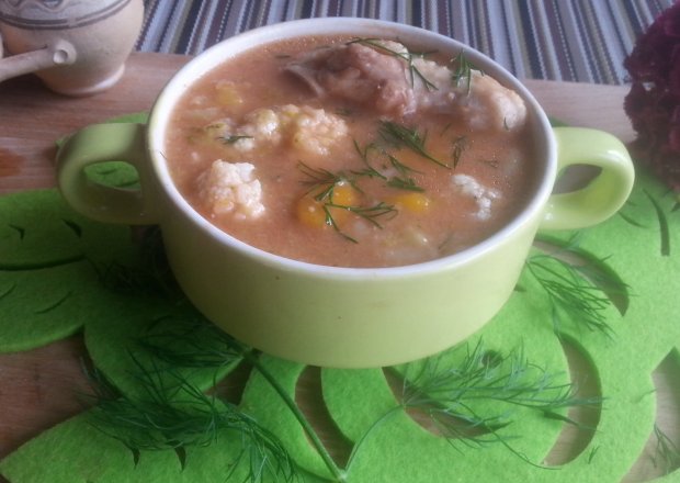 Fotografia przedstawiająca Lekko pomidorowa zupa z warzywami  i z kalafiorem