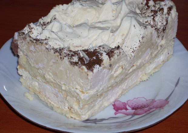 Fotografia przedstawiająca Lekko puszysty tort  orzechowy ze śmietaną i likierem