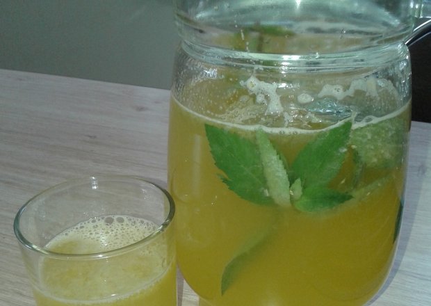 Fotografia przedstawiająca Lemoniada cytrusowa orzeźwiająca z miodem