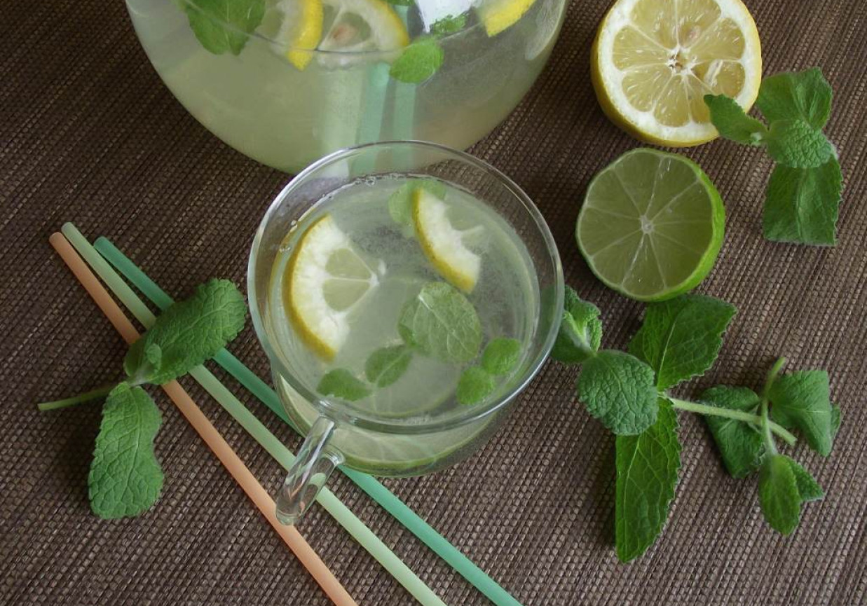 Lemoniada cytrynowa z limonką i nutą mięty foto