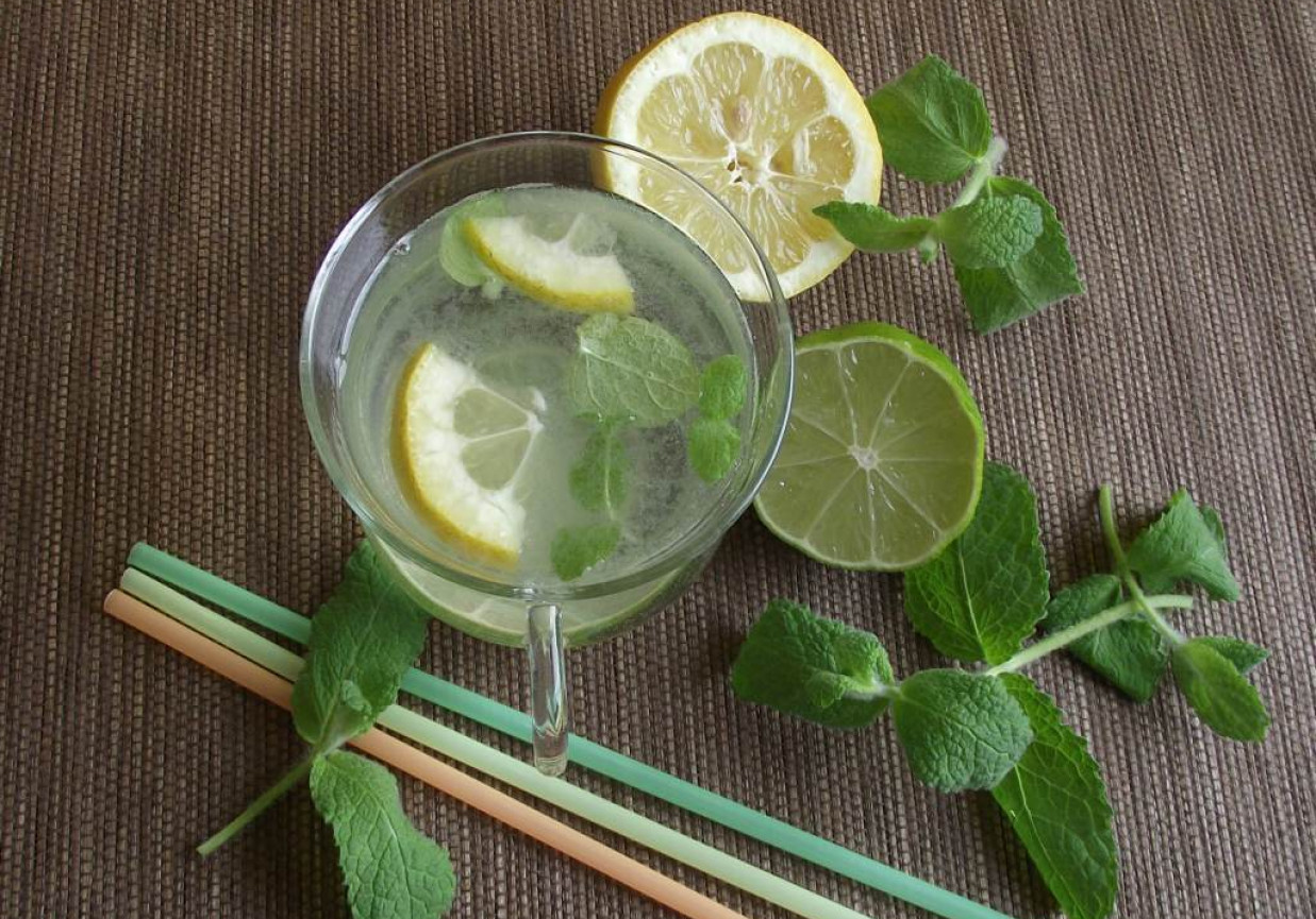 Lemoniada cytrynowa z limonką i nutą mięty foto