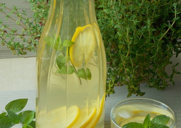 Fotografia przedstawiająca Lemoniada cytrynowo - miętowa