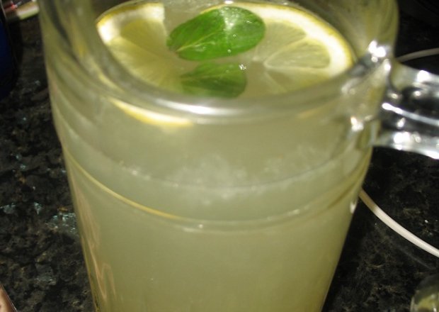 Fotografia przedstawiająca Lemoniada miętowo-cytrynowa