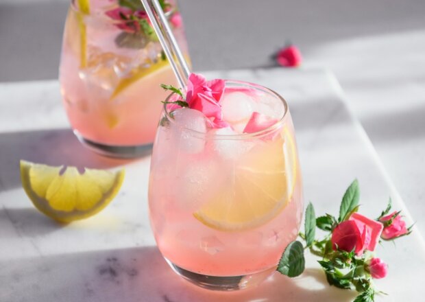 Fotografia przedstawiająca Lemoniada różana
