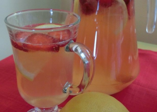 Fotografia przedstawiająca Lemoniada truskawkowa