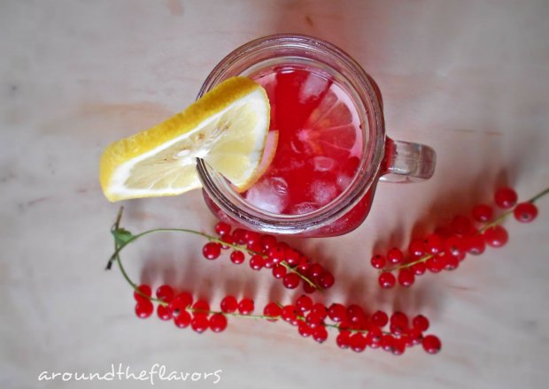 Fotografia przedstawiająca Lemoniada z czerwoną porzeczką